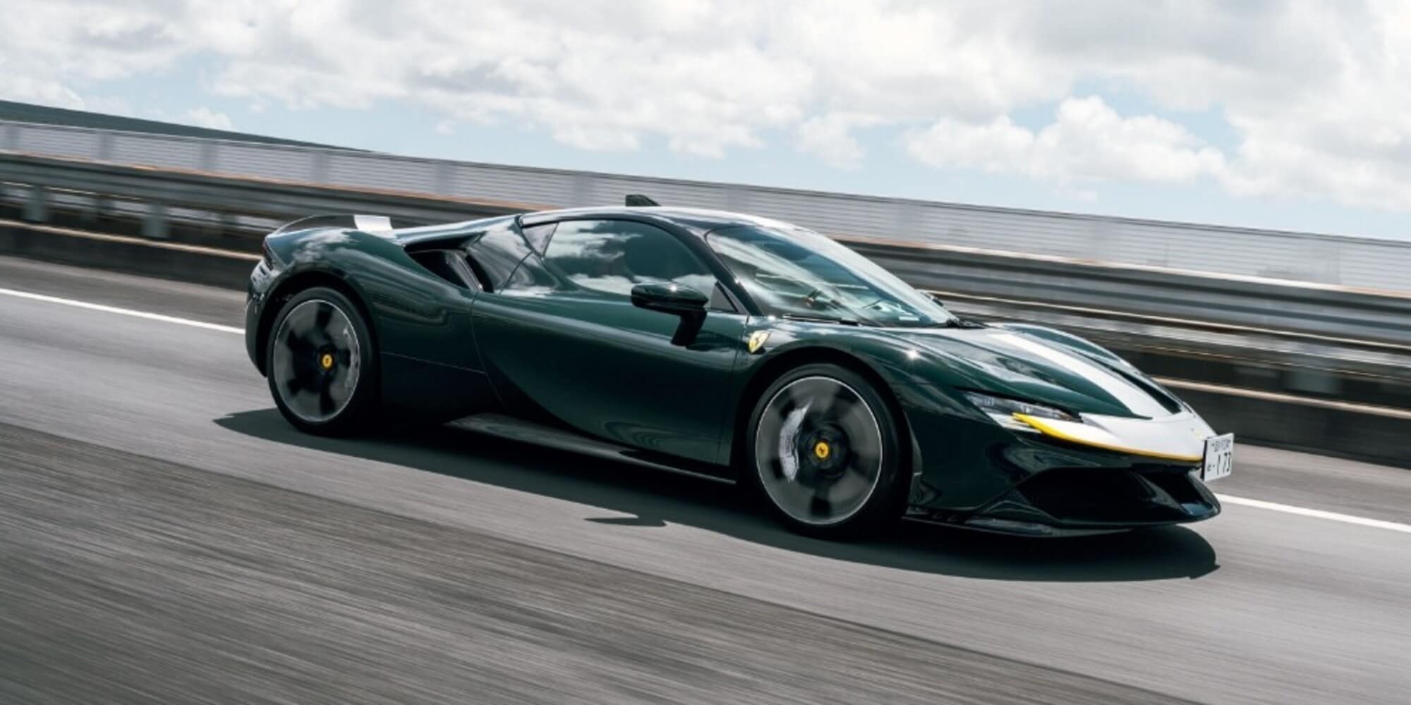 Sfrecciano in Ferrari sulle Alpi a 150 km/h, ma il limite è 80