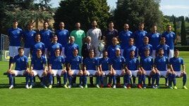 Backstage foto ufficiale della nazionale con la coppa dell’Europeo.