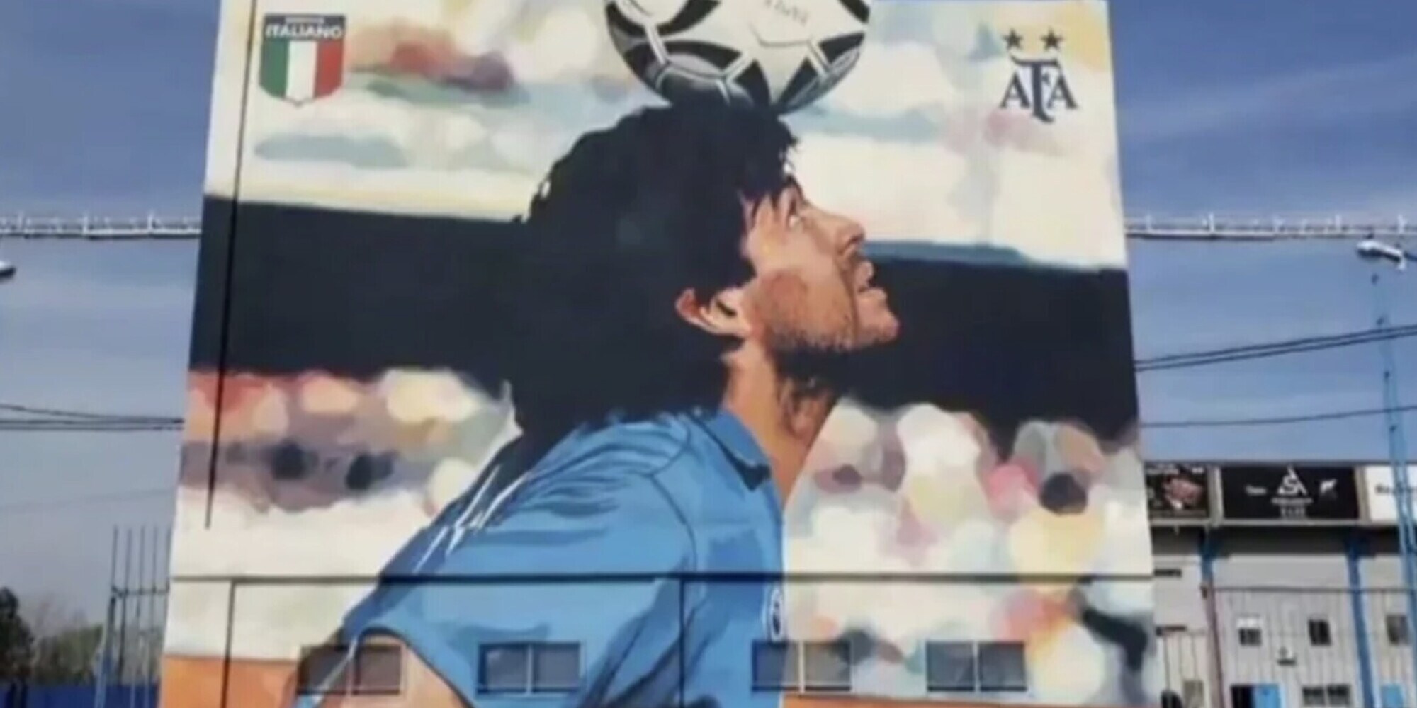 In Argentina immenso murale con Diego in maglia azzurra
