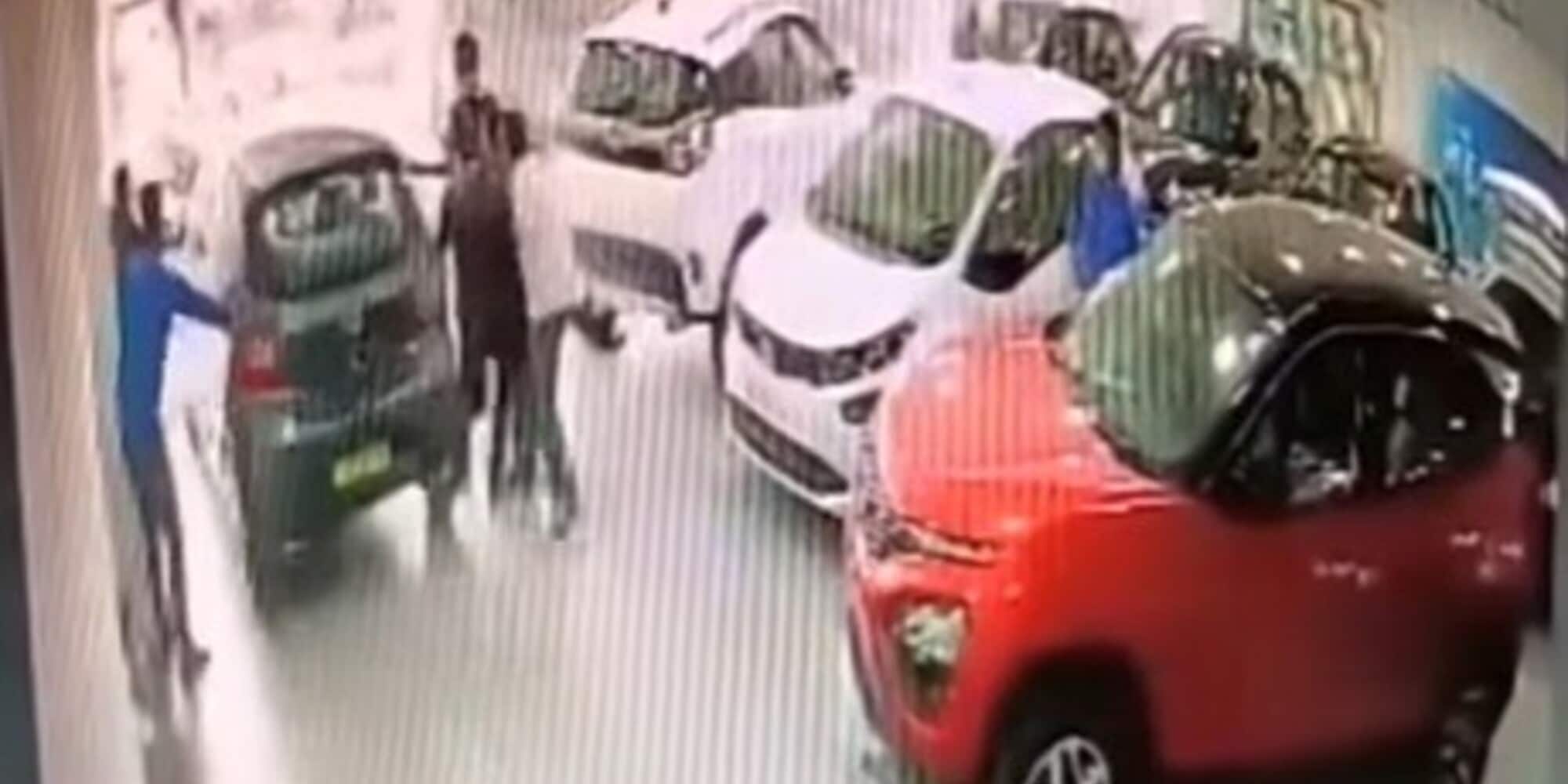 Compra la macchina nuova, preme l'acceleratore e cade dal primo piano! VIDEO
