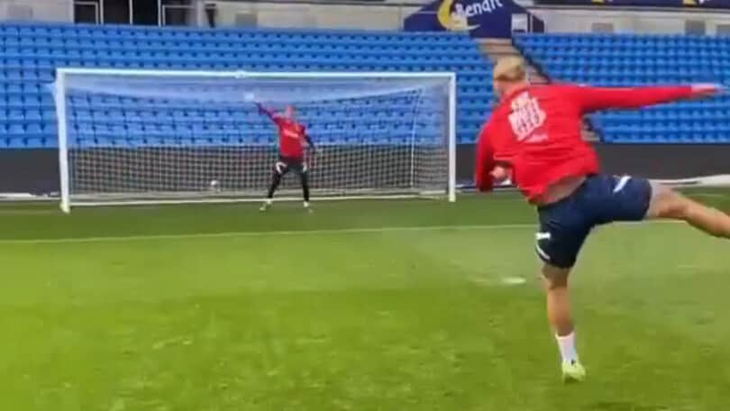 Haaland spacca la porta! Che gol in allenamento...