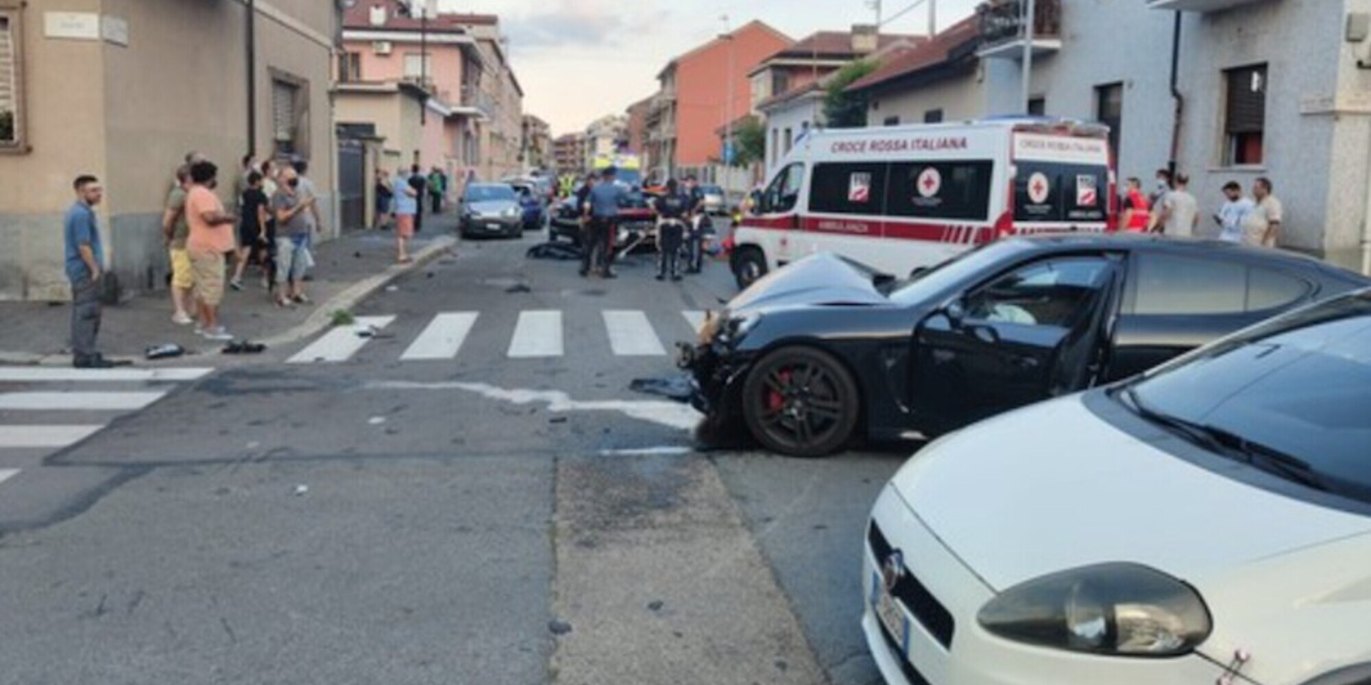 Guida in infradito, perde il controllo della Porsche e ferisce due agenti