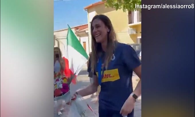 Alessia Orro torna a casa, le lacrime del nonno