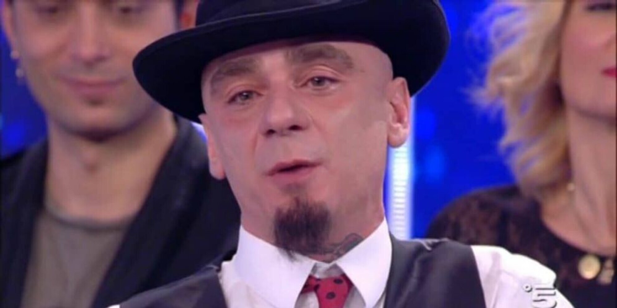 Covid, J-Ax contro i no-vax: "Mi hanno minacciato, sono terroristi"
