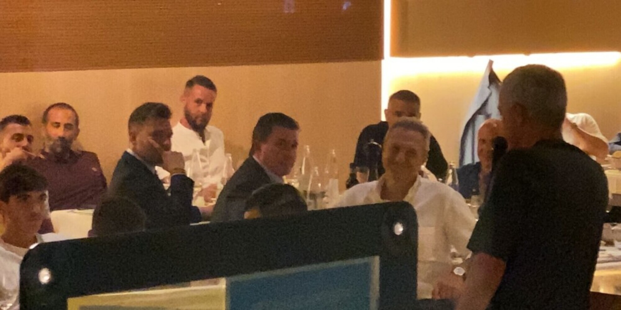 La Roma festeggia Mourinho: cena di squadra con i Friedkin. Discorso del tecnico