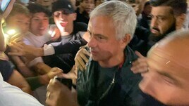 I tifosi della Roma pazzi di Mourinho: cori e ovazione dopo la cena