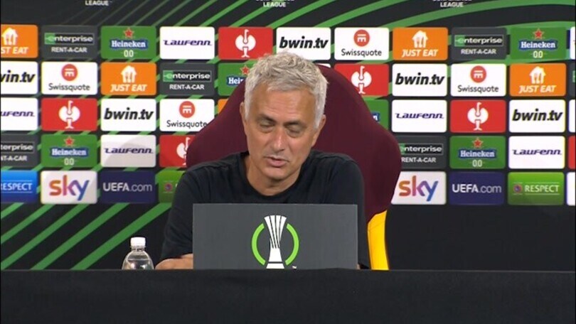 Roma, Mourinho fa una pausa e viene interrotto: "Non ho finito..."