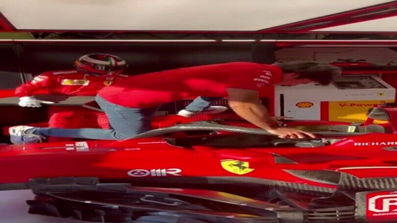 Khaby Lame: il re di TikTok spiega a Sainz come salire sulla sua Ferrari