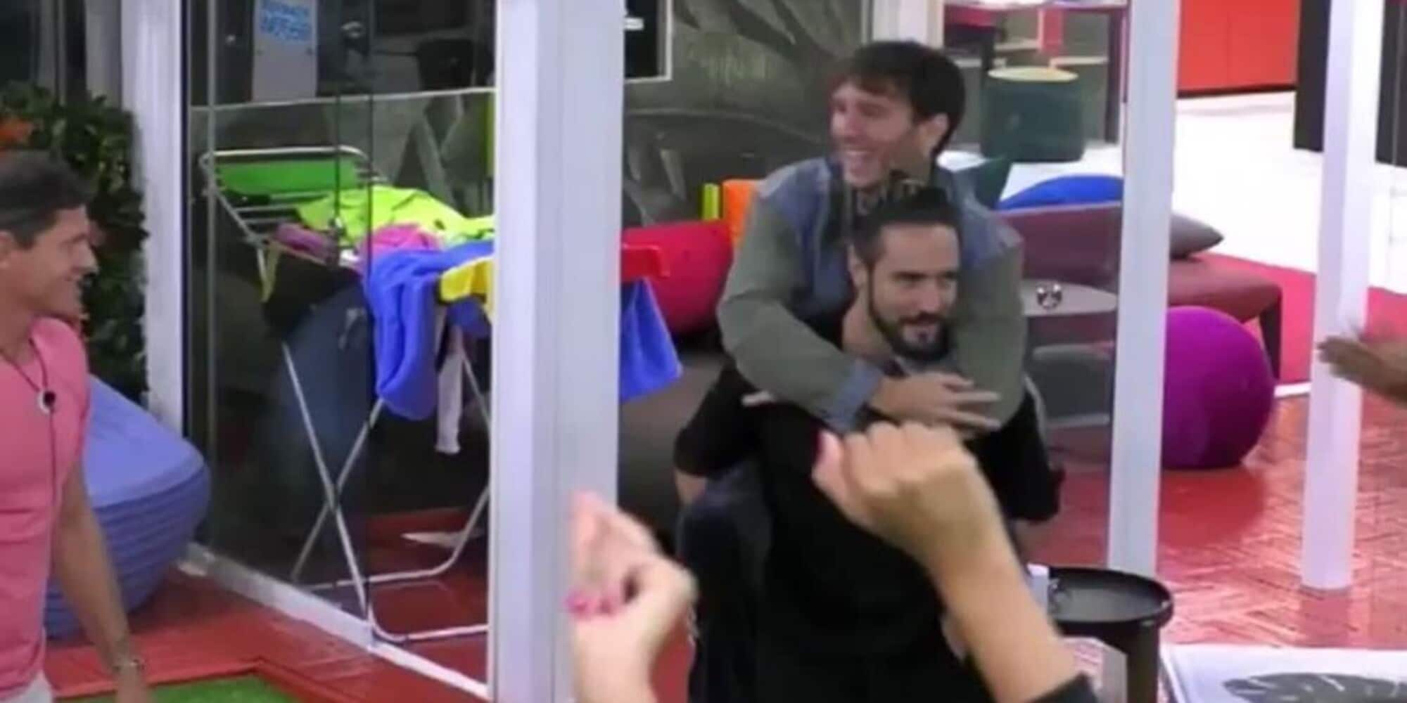 GF Vip, Bortuzzo sulle spalle di Alex Belli: il gesto che commuove