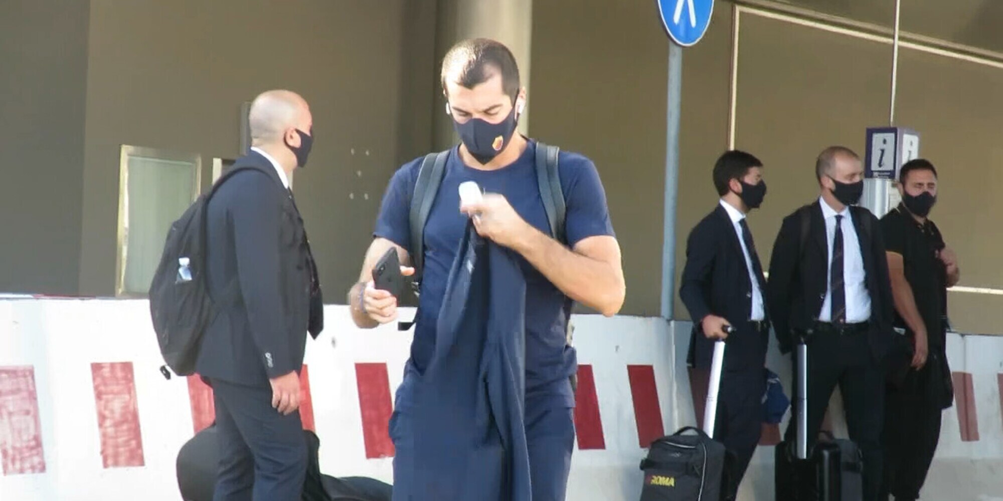 La Roma in partenza per Verona: c’è Mkhitaryan, out Viña