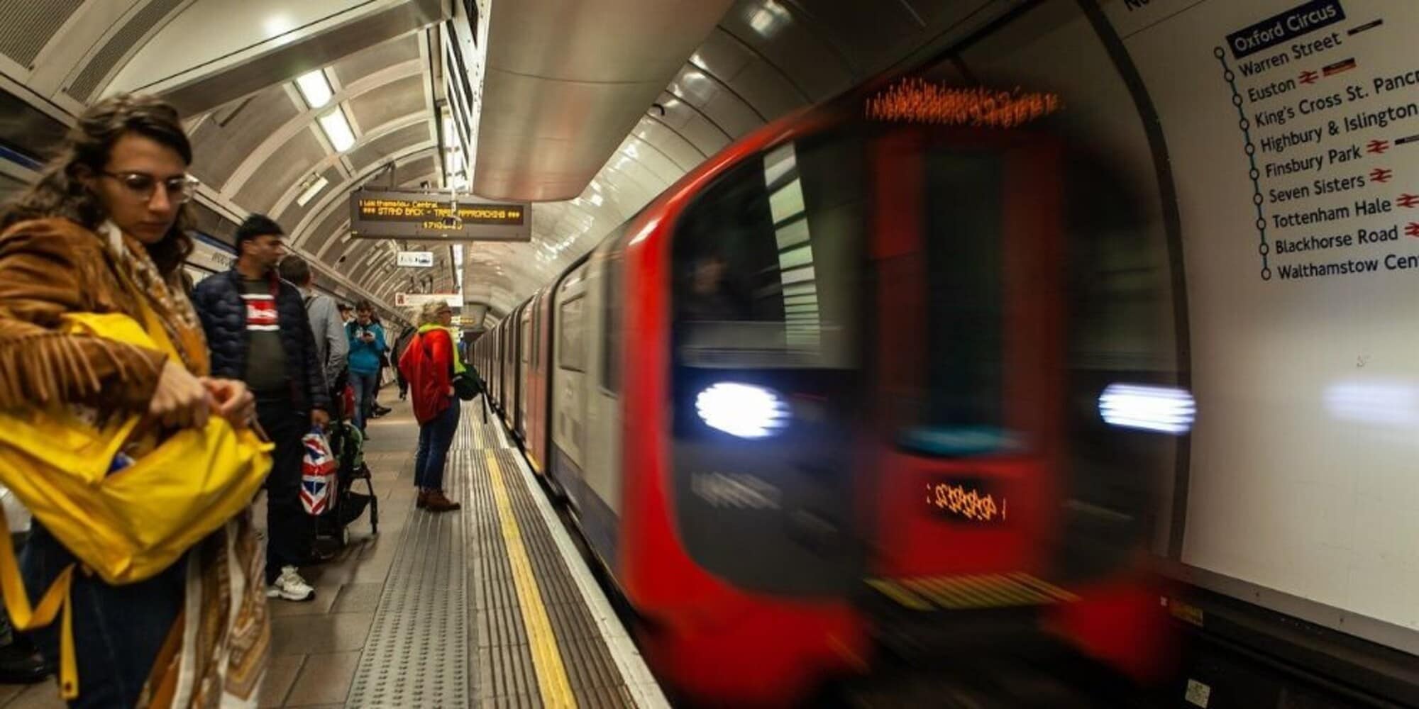 Covid a Londra, nella metro aumentano morti e feriti gravi per la paura di toccare i corrimano