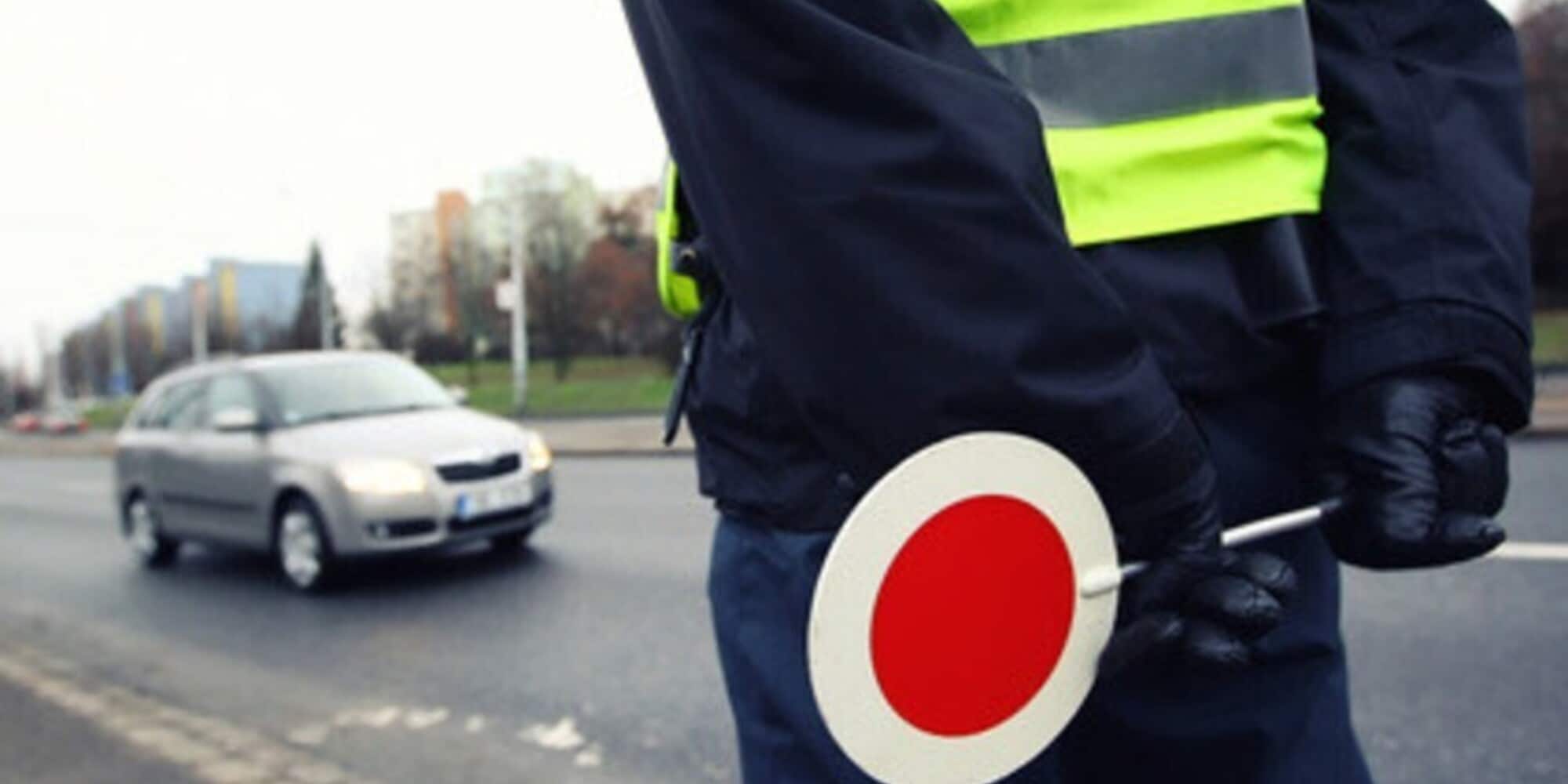 Ruba l'auto alla figlia per farla guidare all’amica 77enne: il "giochetto" finisce con una maxi multa