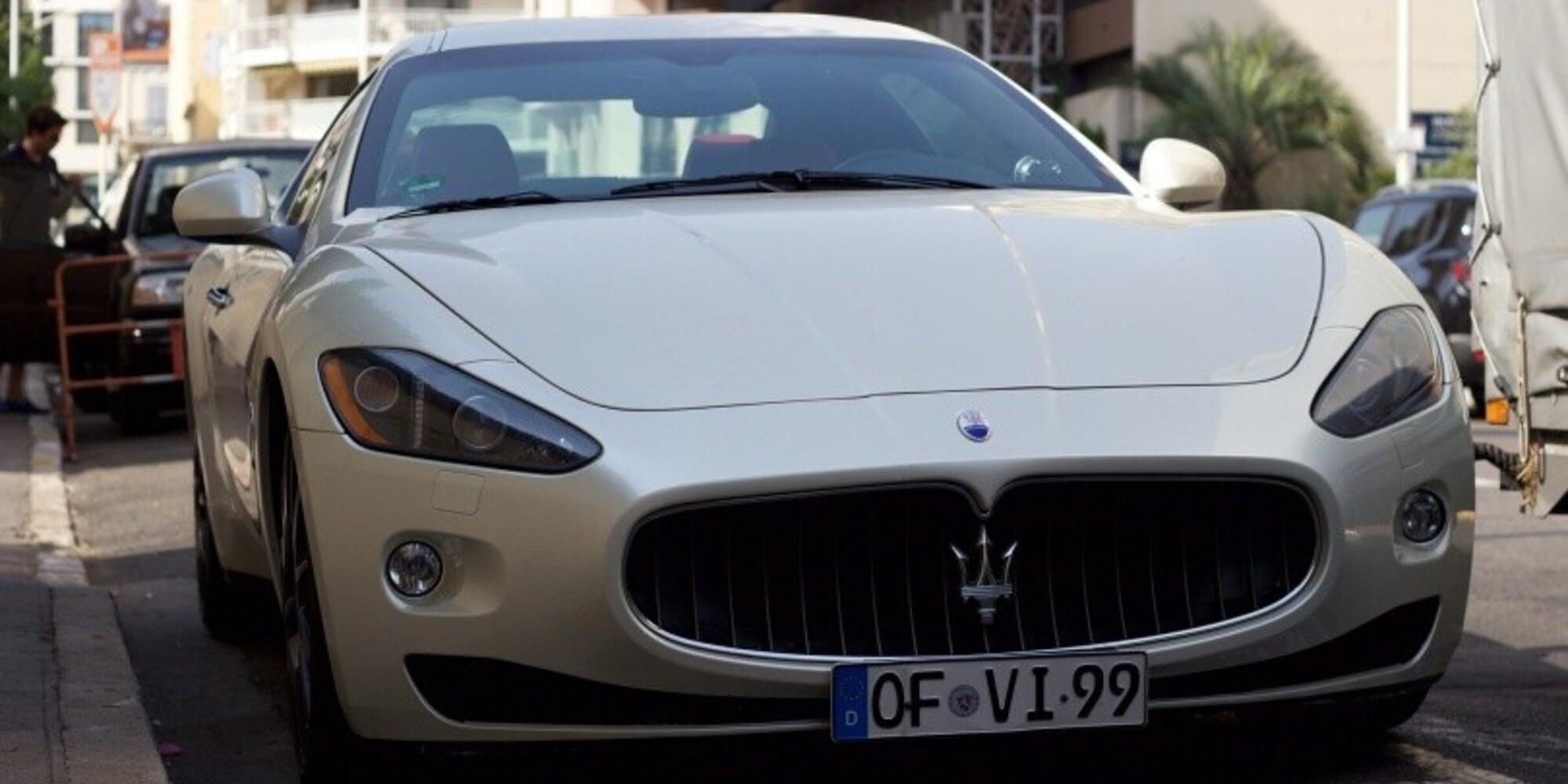 Distrugge la Maserati del marito perché lo becca con l’amante: danno da 300mila euro