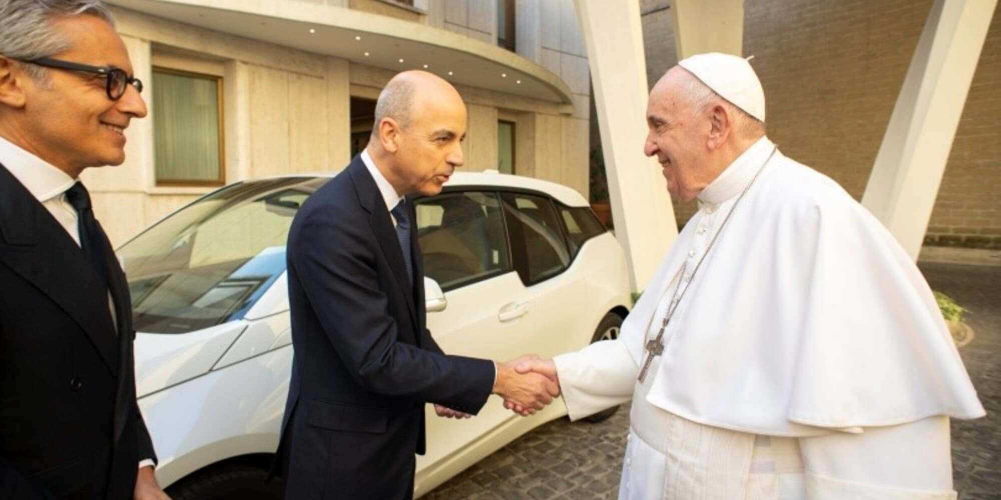 BMW Italia regala una i3 a Papa Francesco