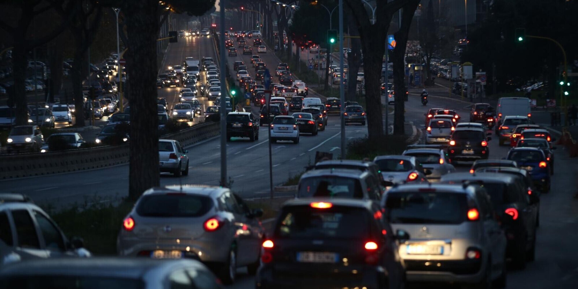Roma, aria il doppio più inquinata del 2020: tutta colpa dei freni di auto e moto