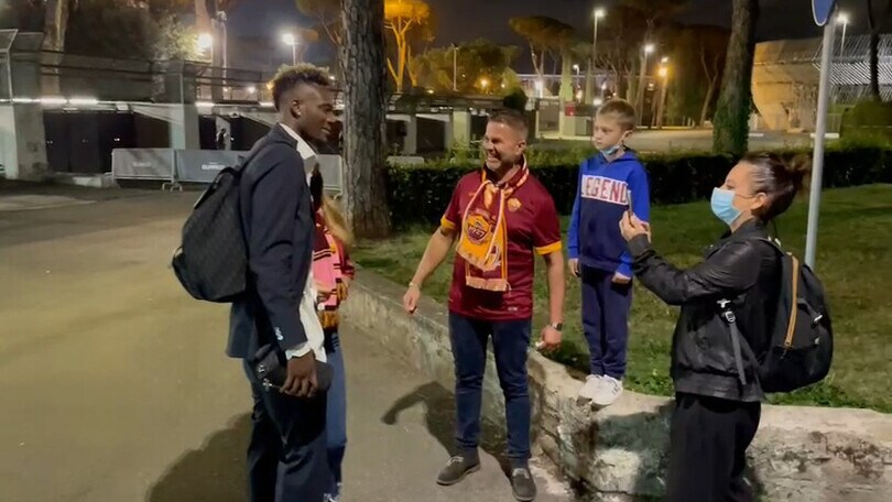 Roma, Abraham superstar: dopo la partita si ferma con i tifosi