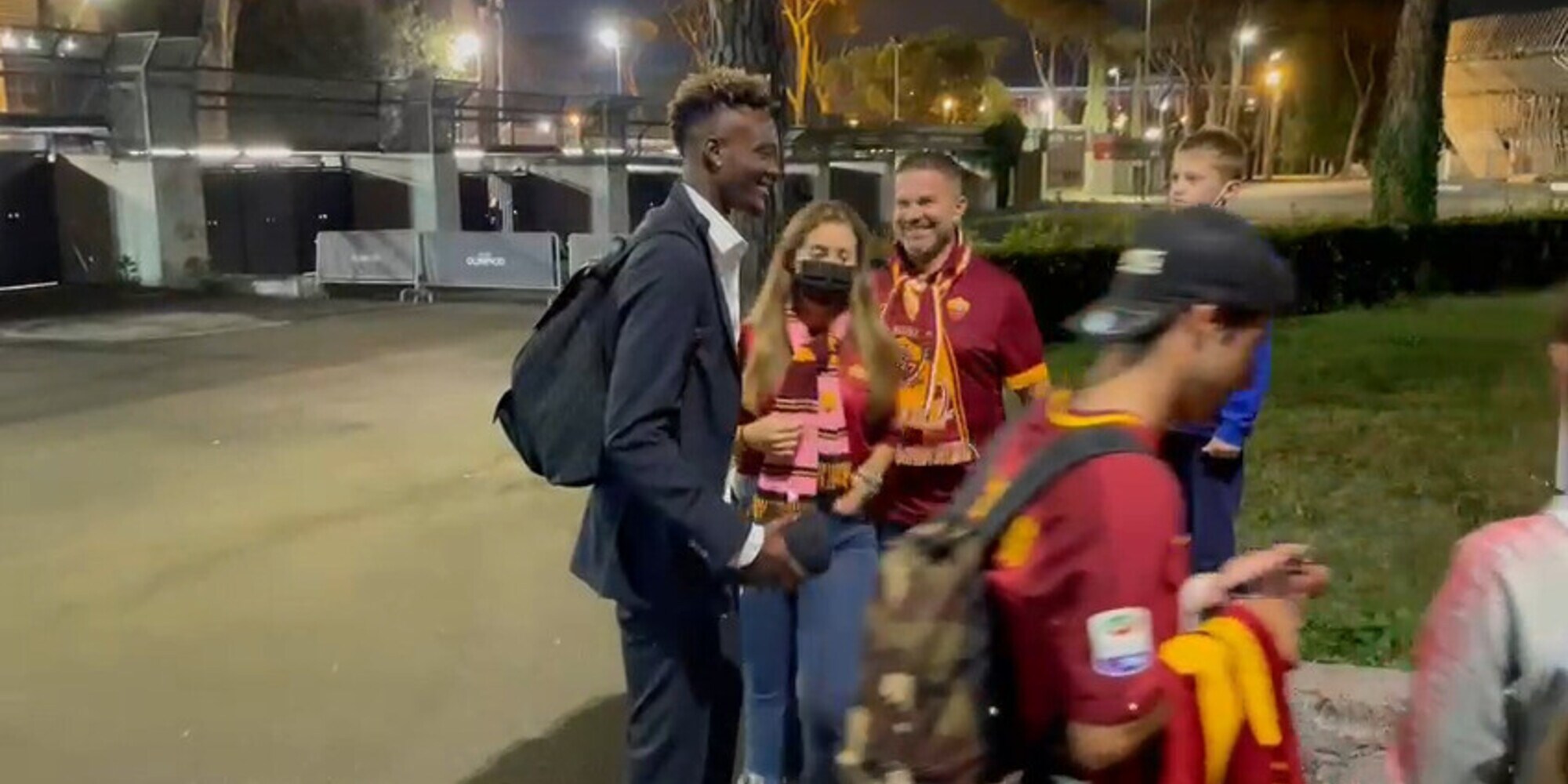 Roma, tifosi pazzi per Abraham. E lui si ferma sempre VIDEO