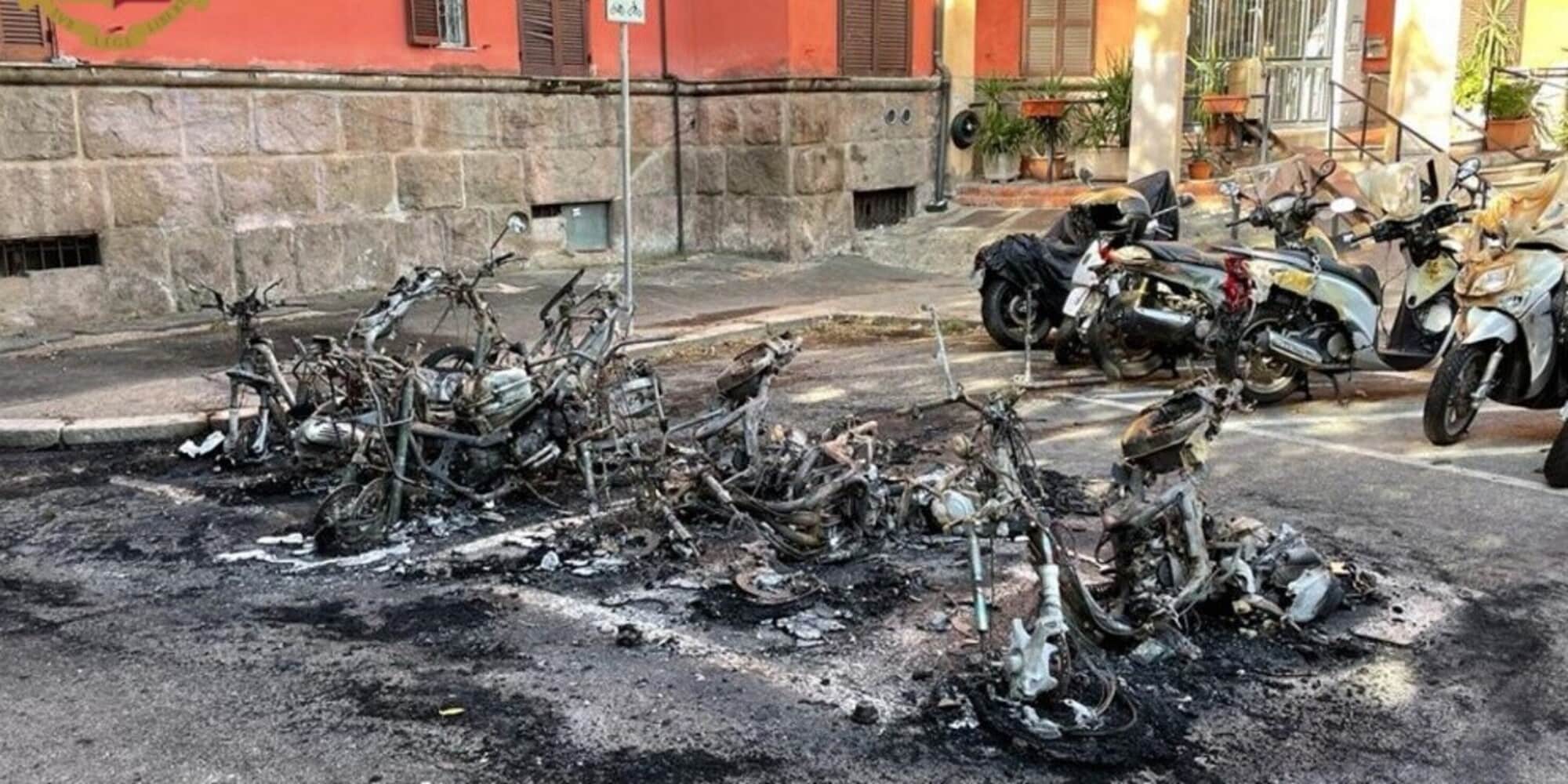 Roma, arrestati tre piromani: incendiati scooter, auto e cassonetti