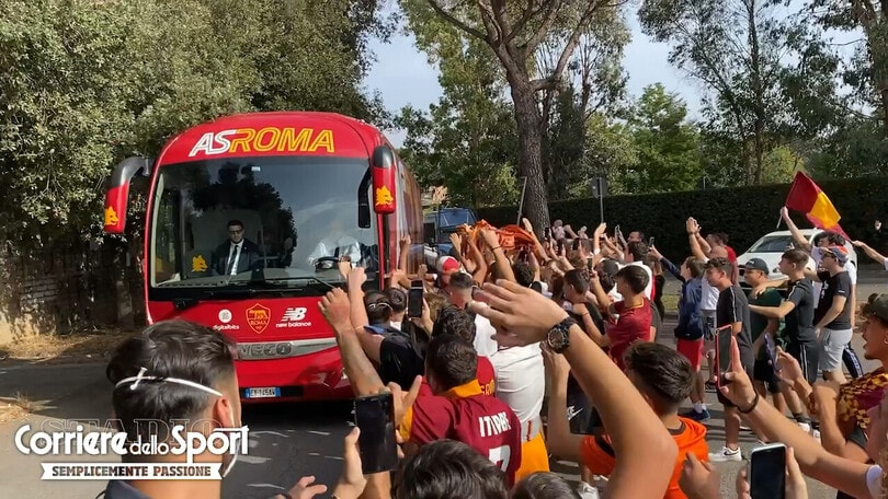 Derby, la Roma ha lasciato Trigoria: la carica di un centinaio di tifosi