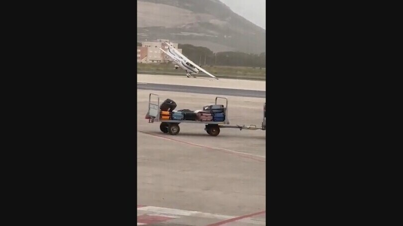 Pazzesco ad Alghero, la tromba d’aria spazza via un aereo!