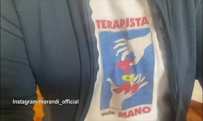 Gianni Morandi mostra la sua fisioterapia