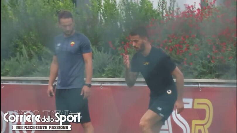 Roma, Spinazzola si allena in campo sotto lo sguardo di Mourinho