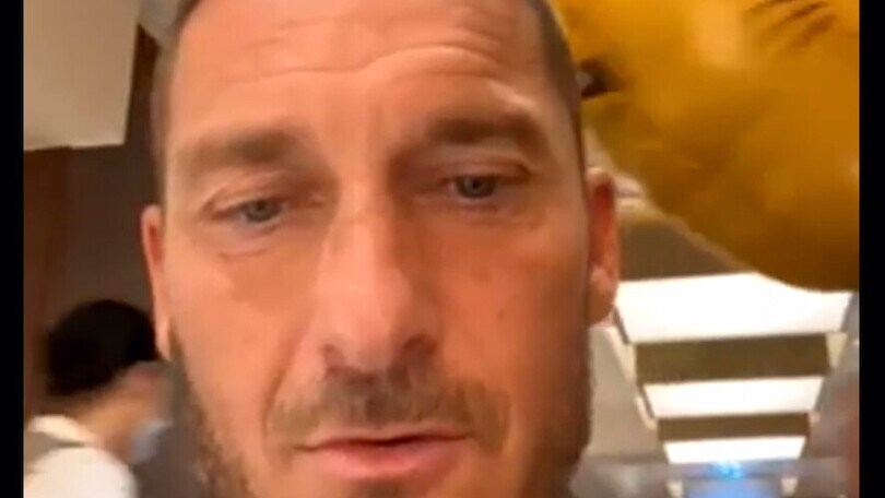 Totti a Parigi videochiama la figlia: “Vai a casa o ti gonfio”. E Ilary si arrabbia