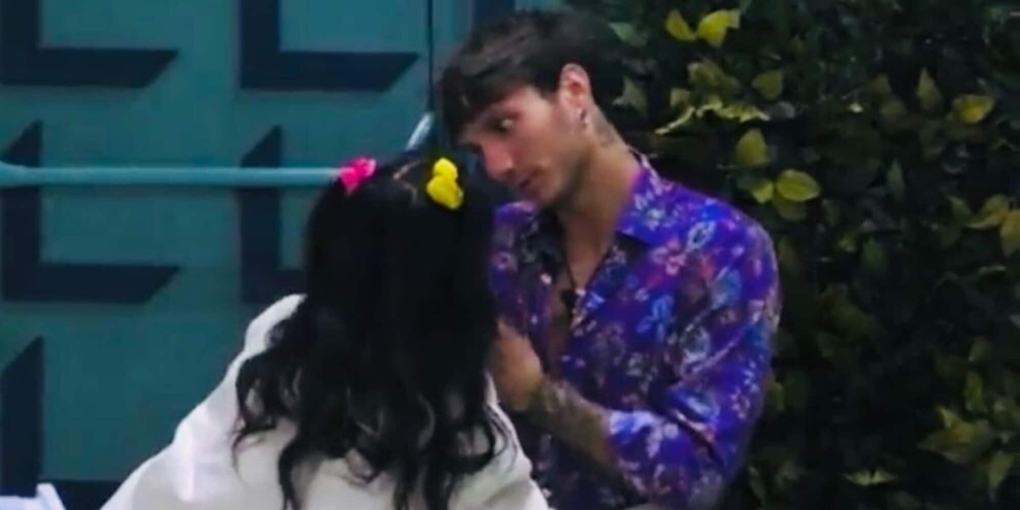 GF Vip Lucrezia abbraccia Bortuzzo ma lui la scansa: "La camicia..."