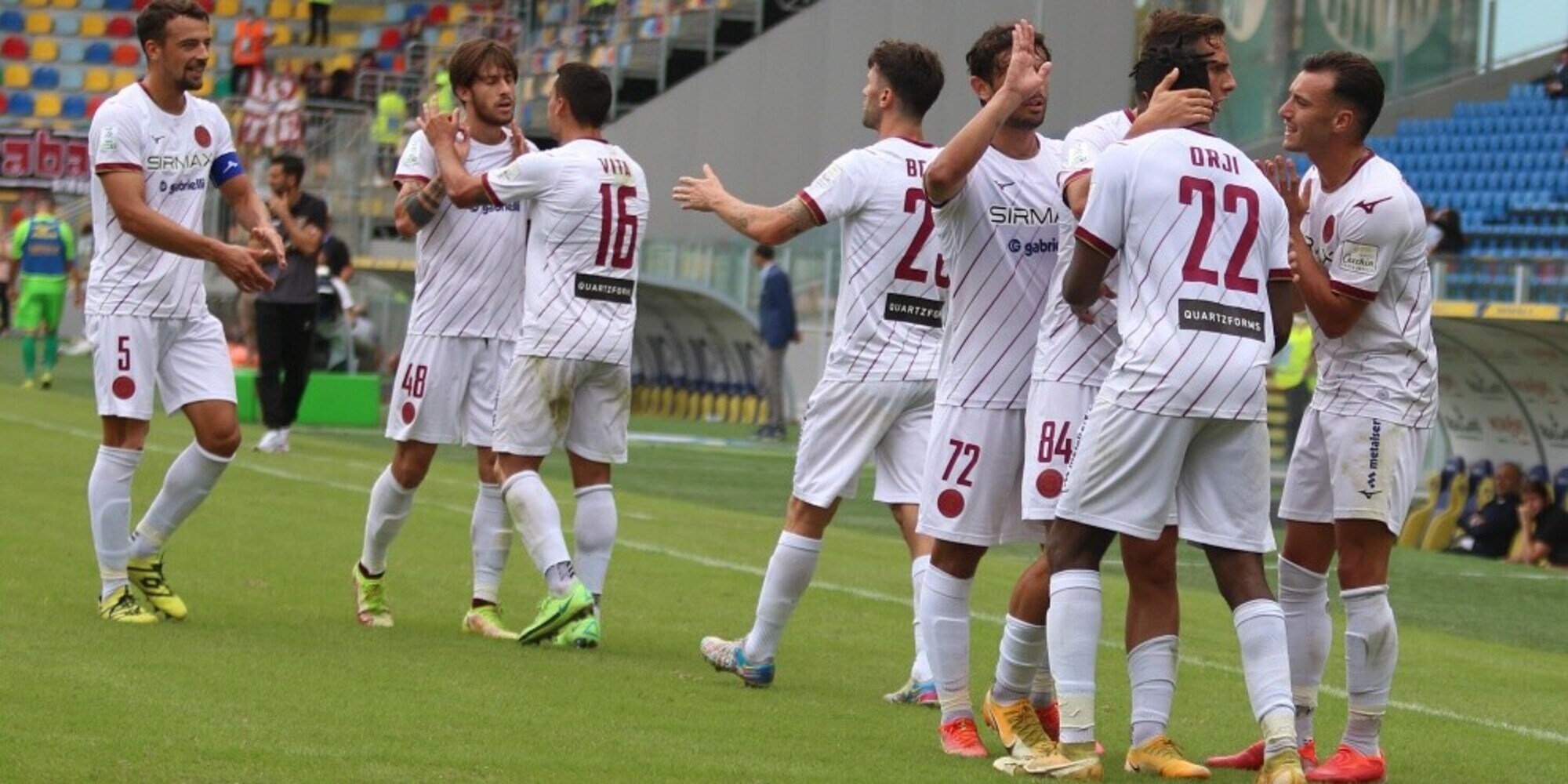 Serie B, Okwonkwo stende il Frosinone. Ascoli, pari a Crotone al 94'