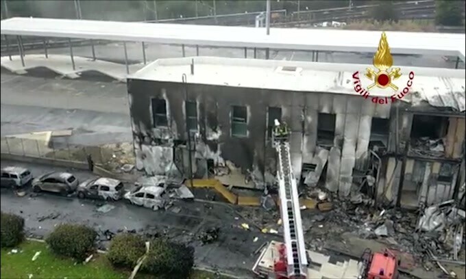 Milano, piccolo aereo precipita: le immagini dei Vigili del Fuoco