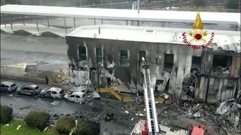 Milano, piccolo aereo precipita: le immagini dei Vigili del Fuoco