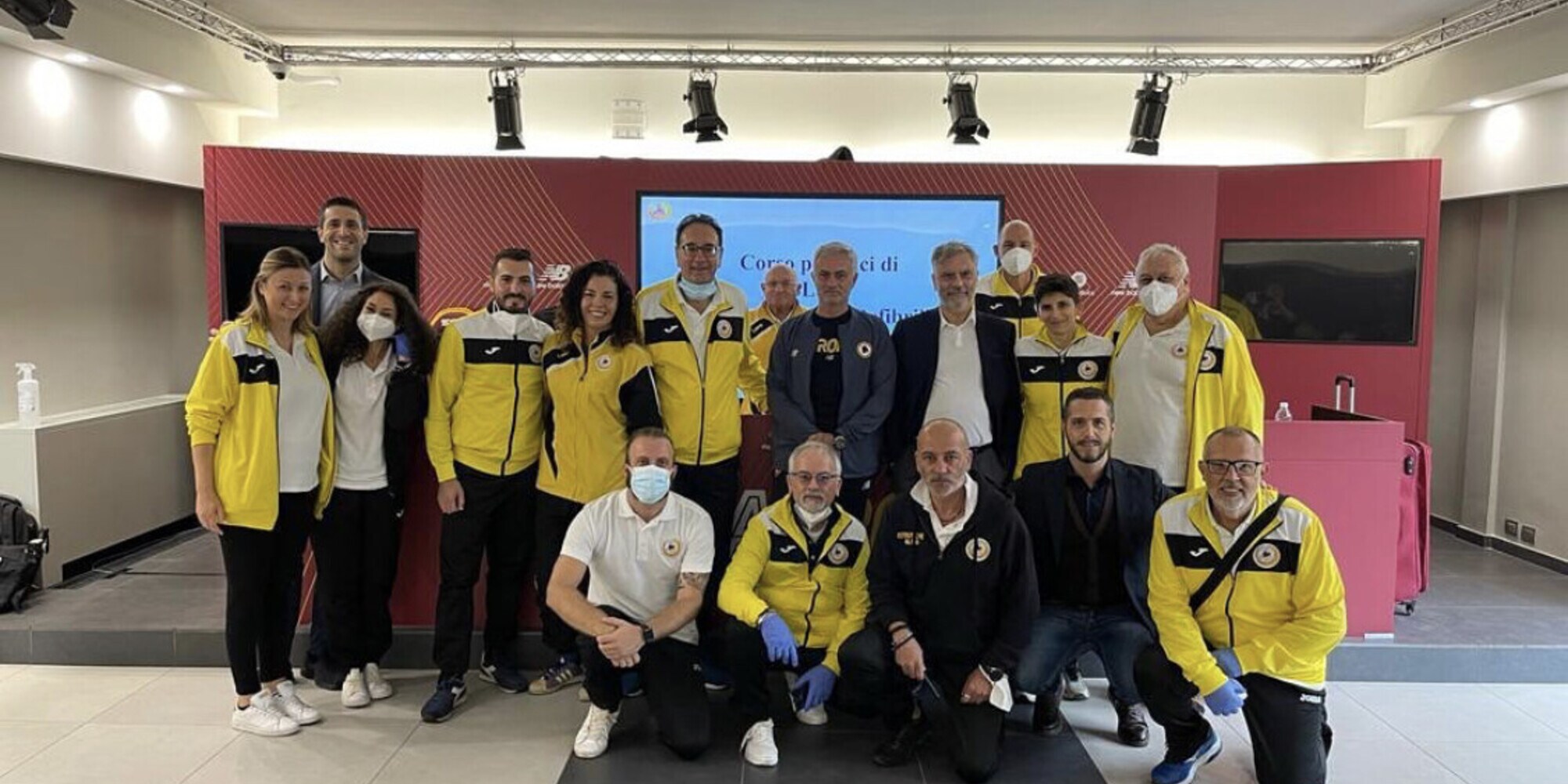 Roma, Mourinho e i giocatori studiano le tecniche di primo soccorso