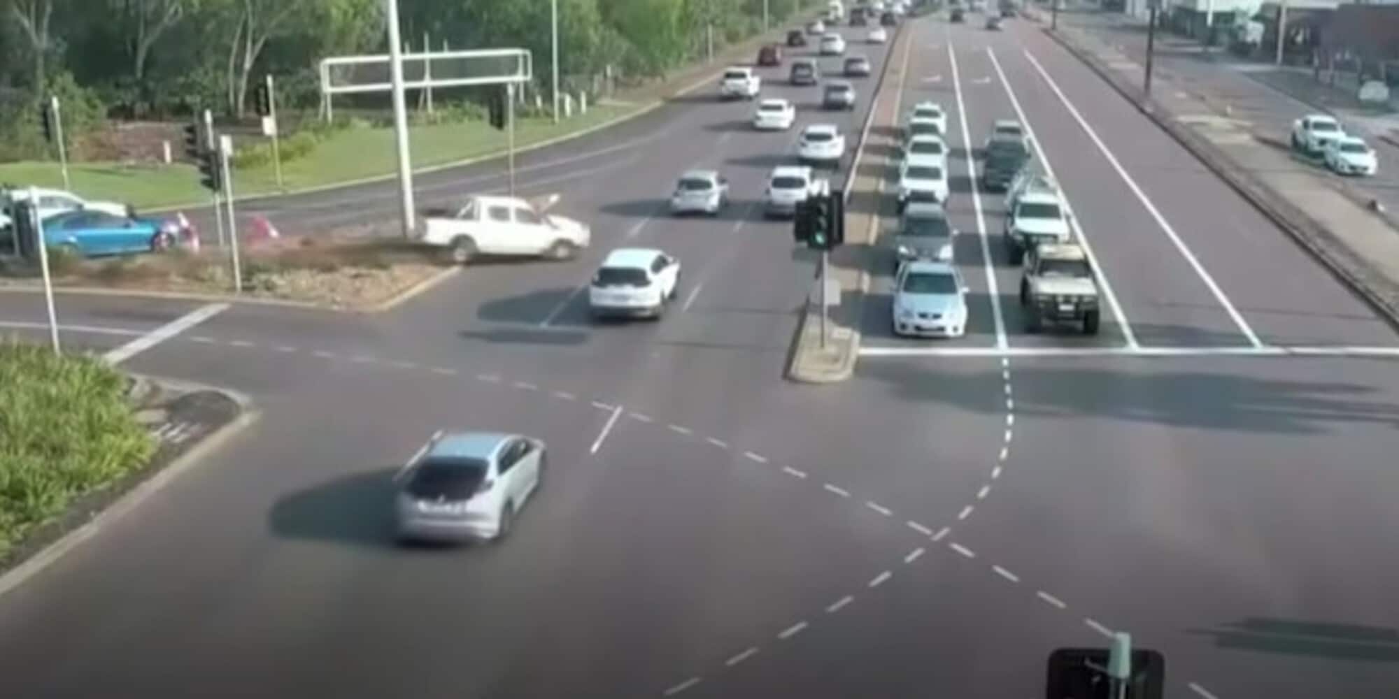 Salvi per miracolo: Toyota senza controllo semina il caos tra le auto all'incrocio VIDEO