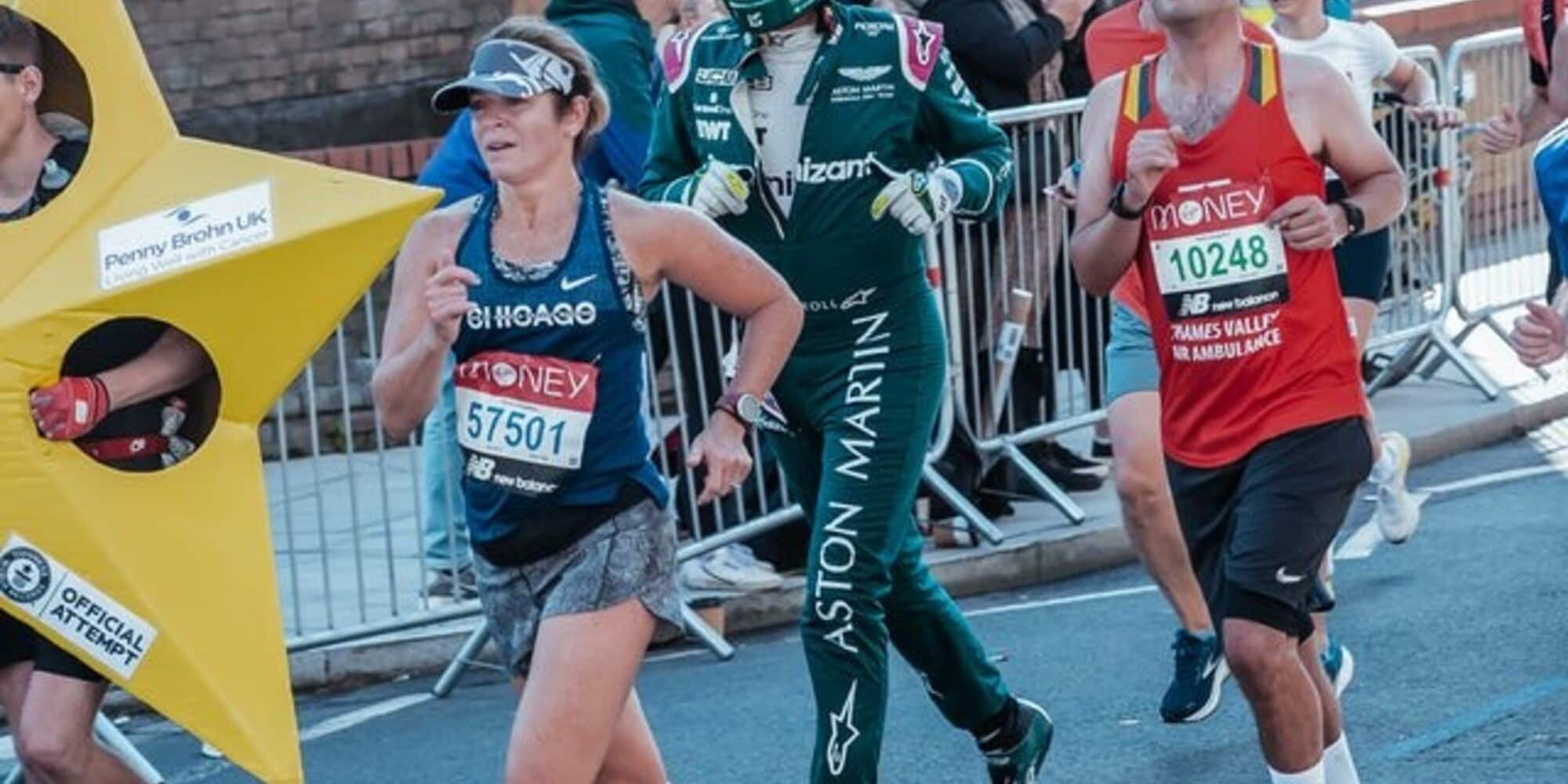 L'ingegnere della F1 George Crawford alla London Marathon vestito da pilota