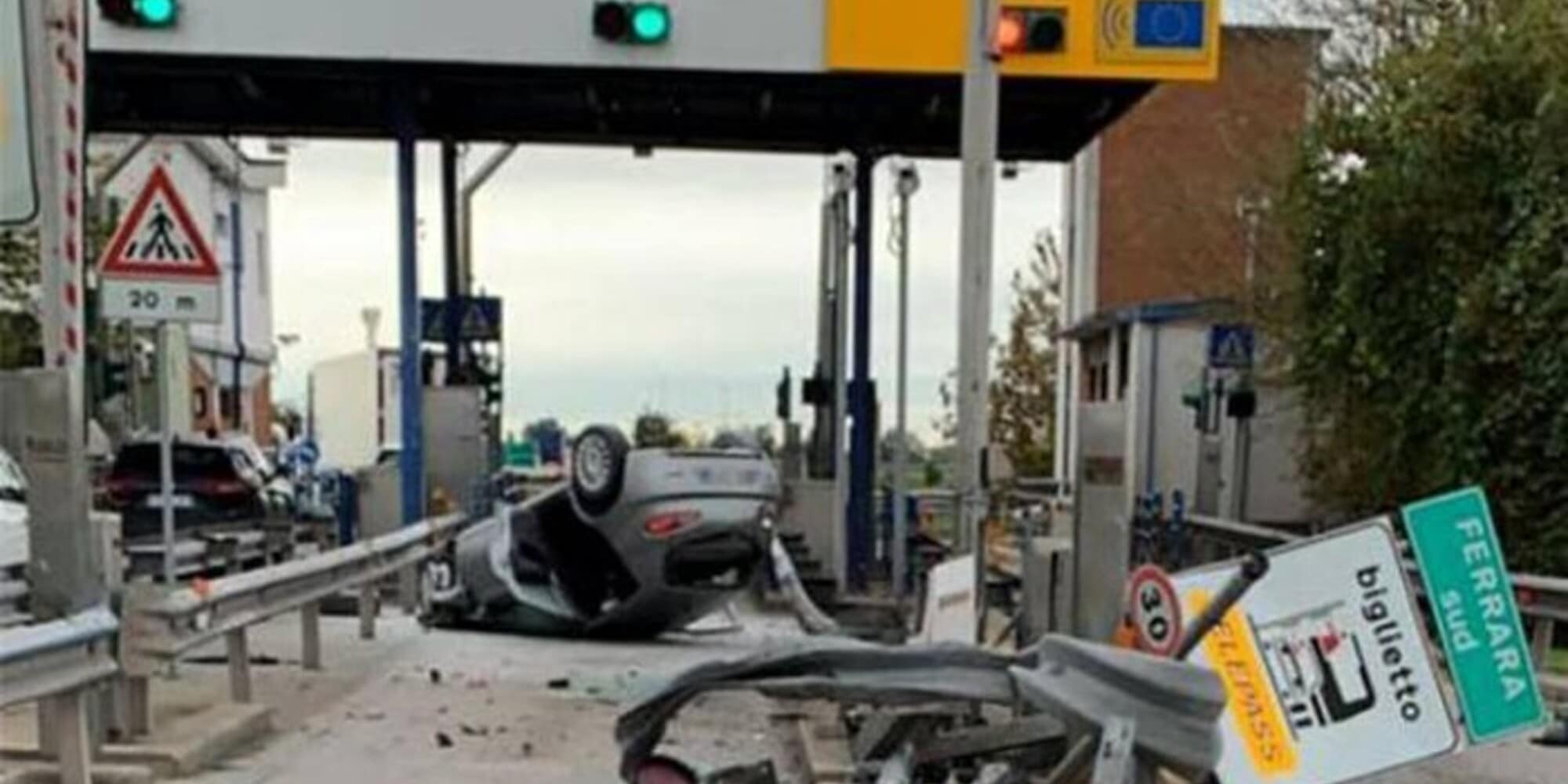 Vola dopo aver centrato il guard-rail: spettacolare incidente d'auto a Ferrara