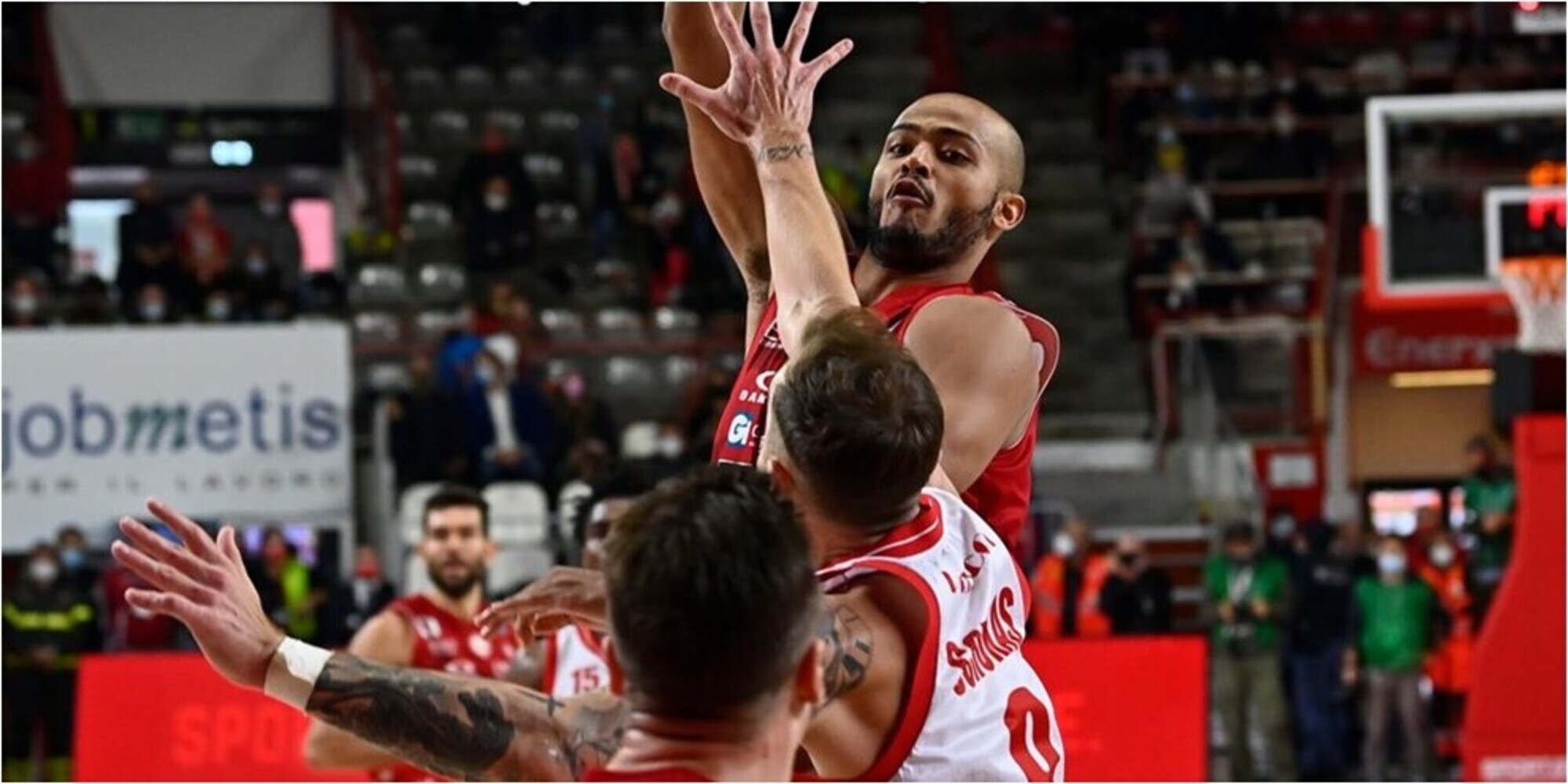 Milano batte Varese nel derby, V.Bologna a valanga sulla Reyer