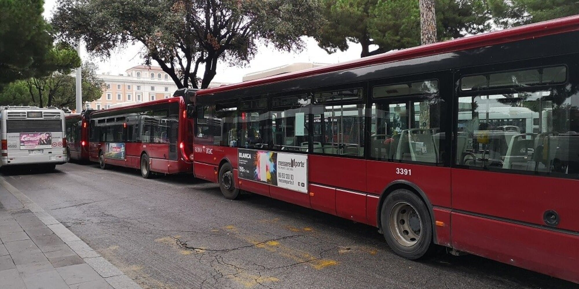Roma, lite furiosa sul bus: tra conducente e passeggero volano pugni