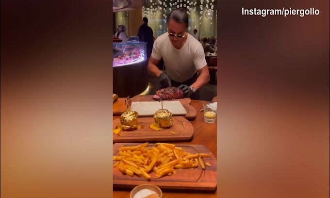 Gollini assiste allo show di Salt Bae