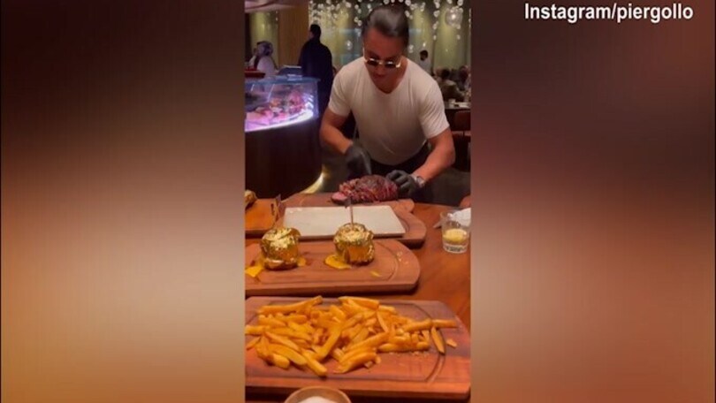 Gollini assiste allo show di Salt Bae