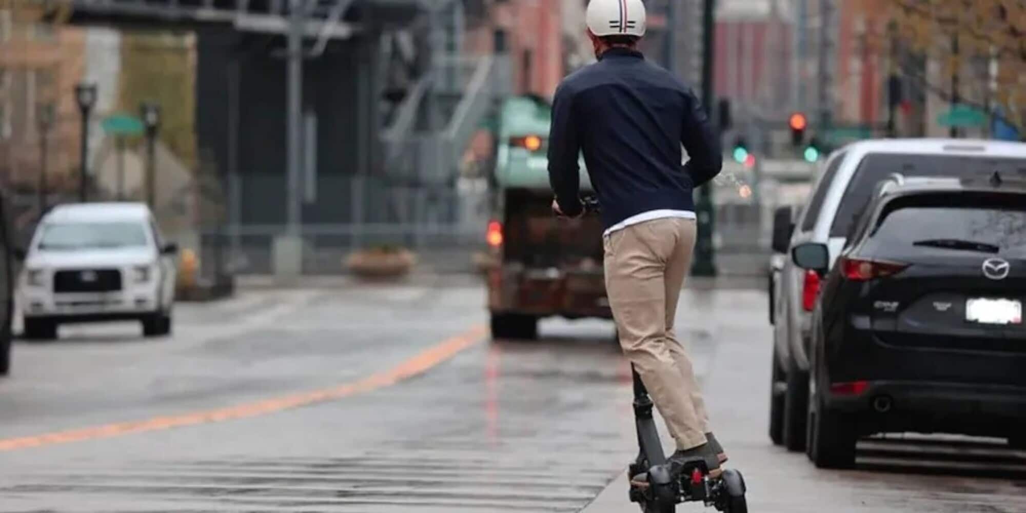 Si scontra con un auto, nasconde la moto e torna lì in monopattino
