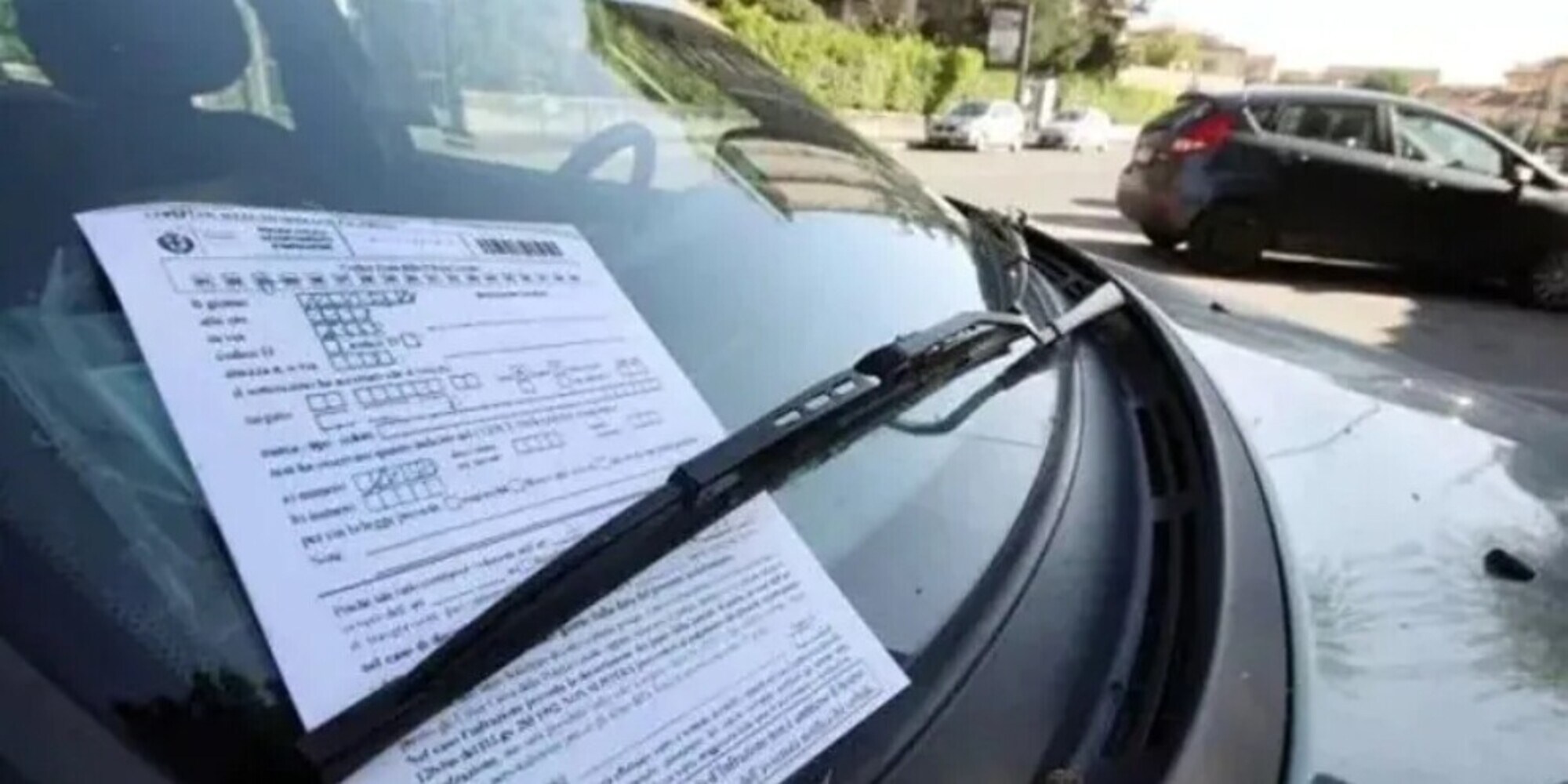 Vende l’auto nel 1998 ma continuano ad arrivargli le multe