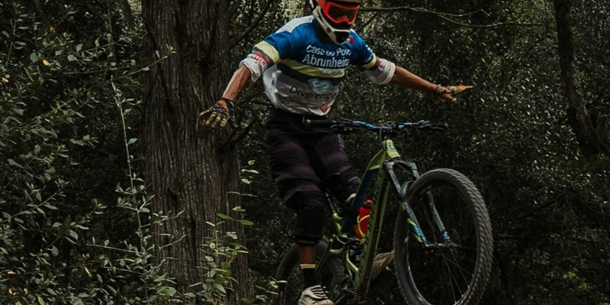 Endurista tenta il salto, ma è... un burrone! VIDEO
