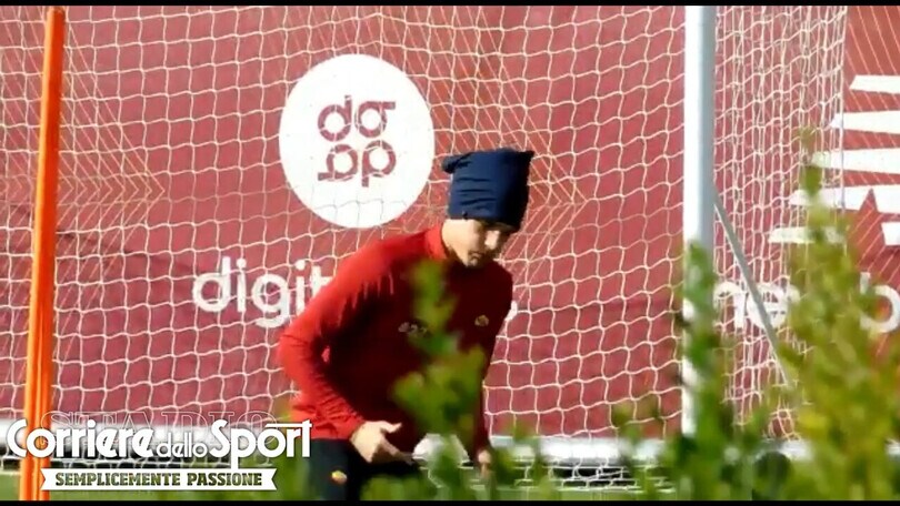 Roma, Zaniolo si allena in campo: palleggi e cambi di direzione