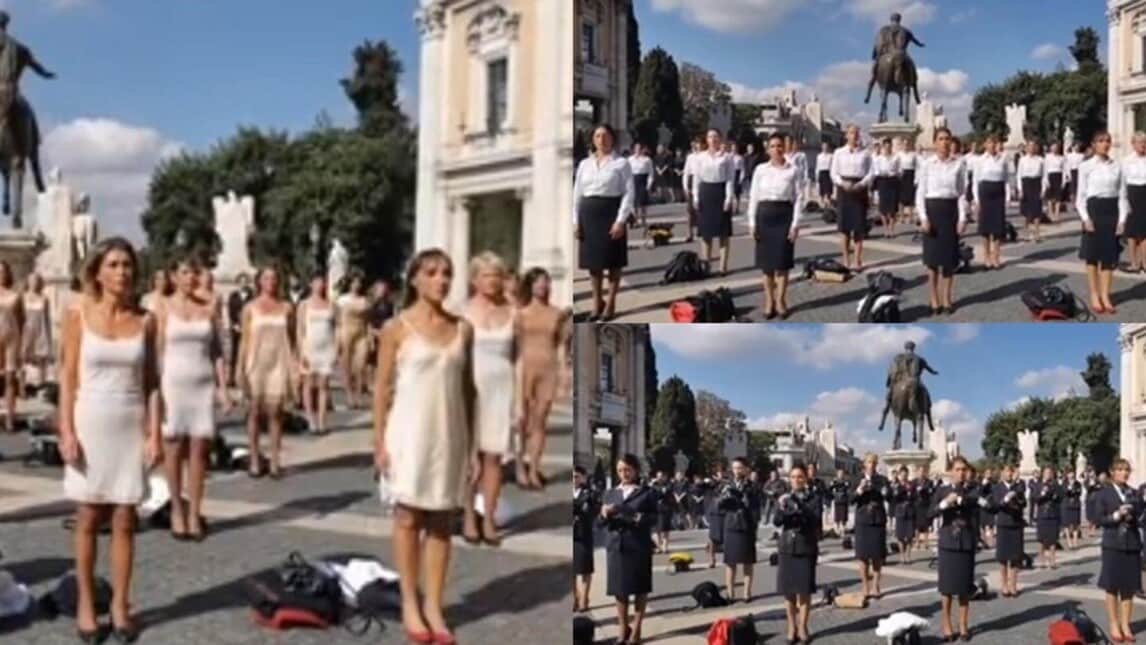 Il flash mob delle ex hostess di Alitalia: si spogliano al Campidoglio
