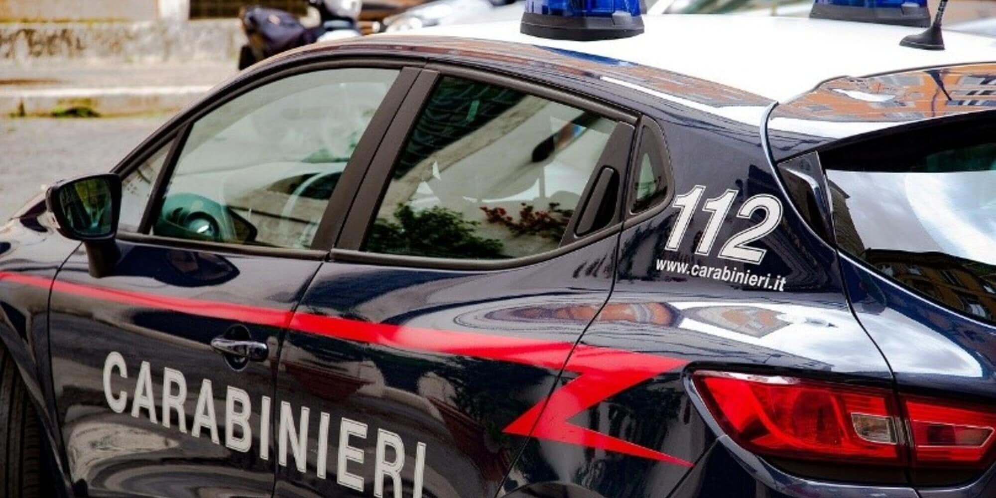 Fanno follie in auto, pubblicano il video sui social ma a vederlo sono i Carabinieri