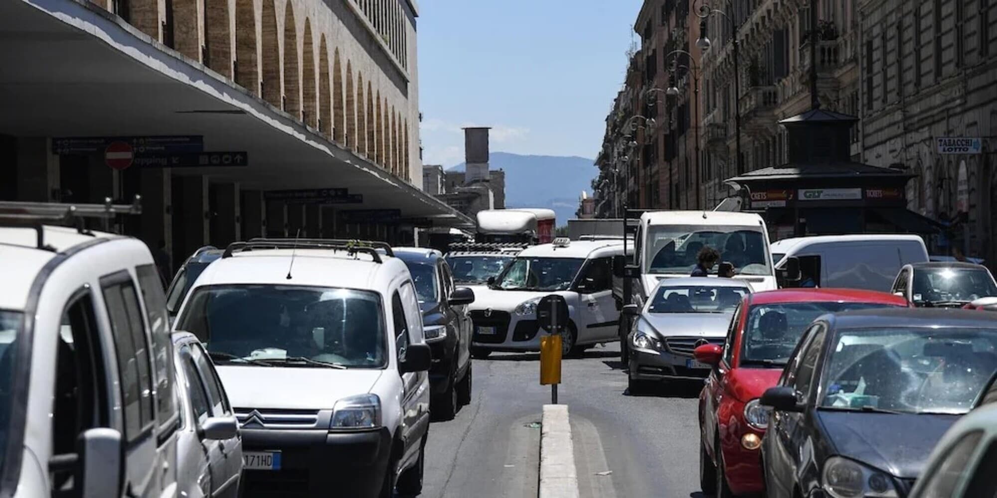 Roma, lo studio rivela: nella Capitale si prende l'auto anche per fare due passi
