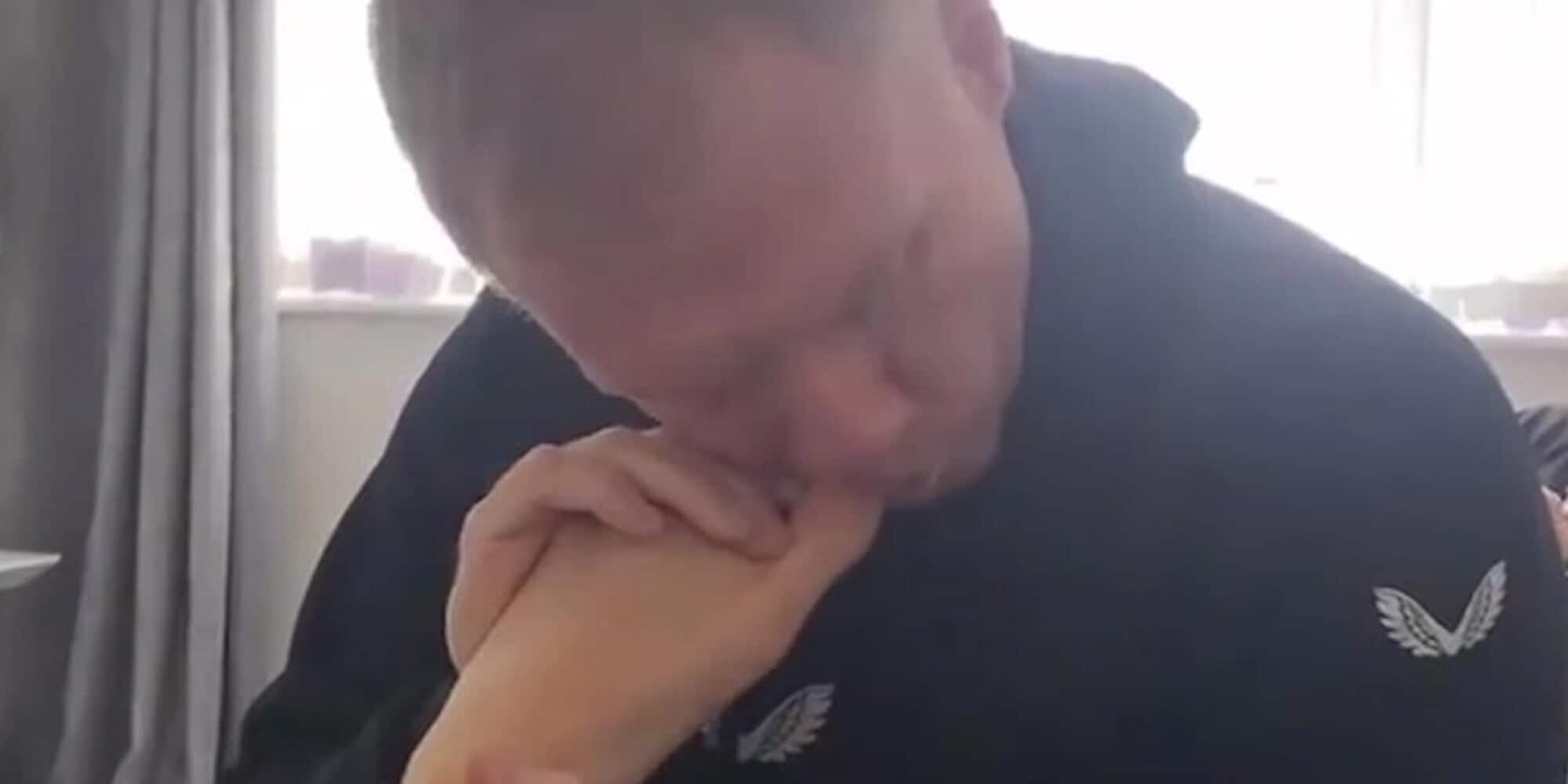 Scholes mastica le unghie dei piedi della figlia. Lei: "Vero amore"