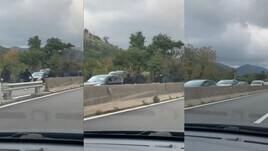 Ultras della Paganese in autostrada con le spranghe: il video choc