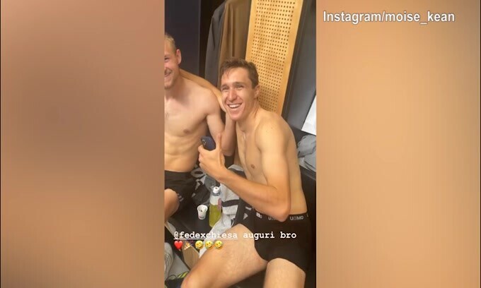 Compleanno Chiesa, Kean: "Quanti ne fai?"