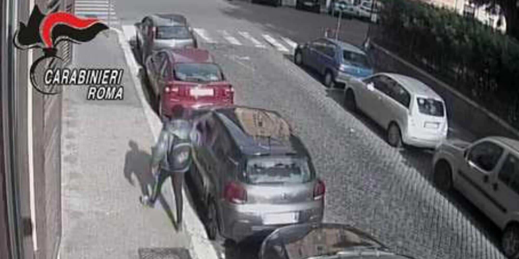 Roma, danneggia e incendia decine di auto: riconosciuto per le ciabatte